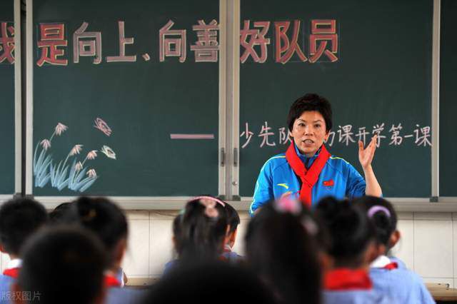 当她和家人分开，在化妆室里给父母打电话时，抹着眼眶一句;挺好的，妈